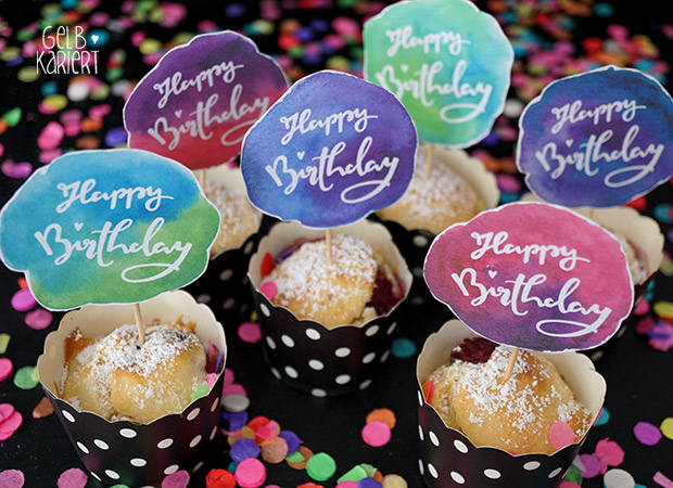 Muffin Topper | Free Printable | Freebie | Kuchen | Lettering Happy Birthday | Bloggeburtstag | Muffin Dekoration | Muffins dekorieren | Handlettering | Watercolor | Aquarell | Gelbkariert Blog