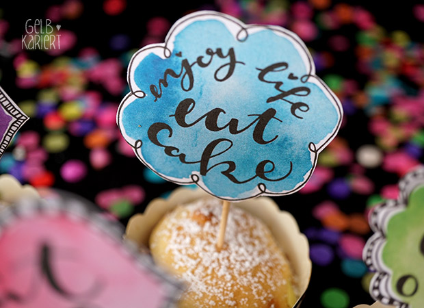 Muffin Topper | Free Printable | Freebie | Kuchen | Lettering Happy Birthday | Bloggeburtstag | Muffin Dekoration | Muffins dekorieren | Handlettering | Watercolor | Aquarell | Gelbkariert Blog