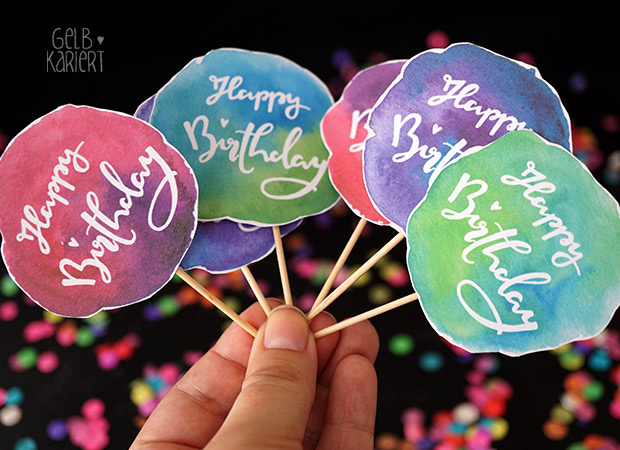 Muffin Topper | Free Printable | Freebie | Kuchen | Lettering Happy Birthday | Bloggeburtstag | Muffin Dekoration | Muffins dekorieren | Handlettering | Watercolor | Aquarell | Gelbkariert Blog