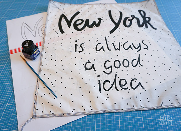 DIY: Handlettering Kissen|Kissenhülle mit Hotelverschluss nähen|Kissenhülle mit Paspelband nähen|New York City Blogparade|Gelbkariert
