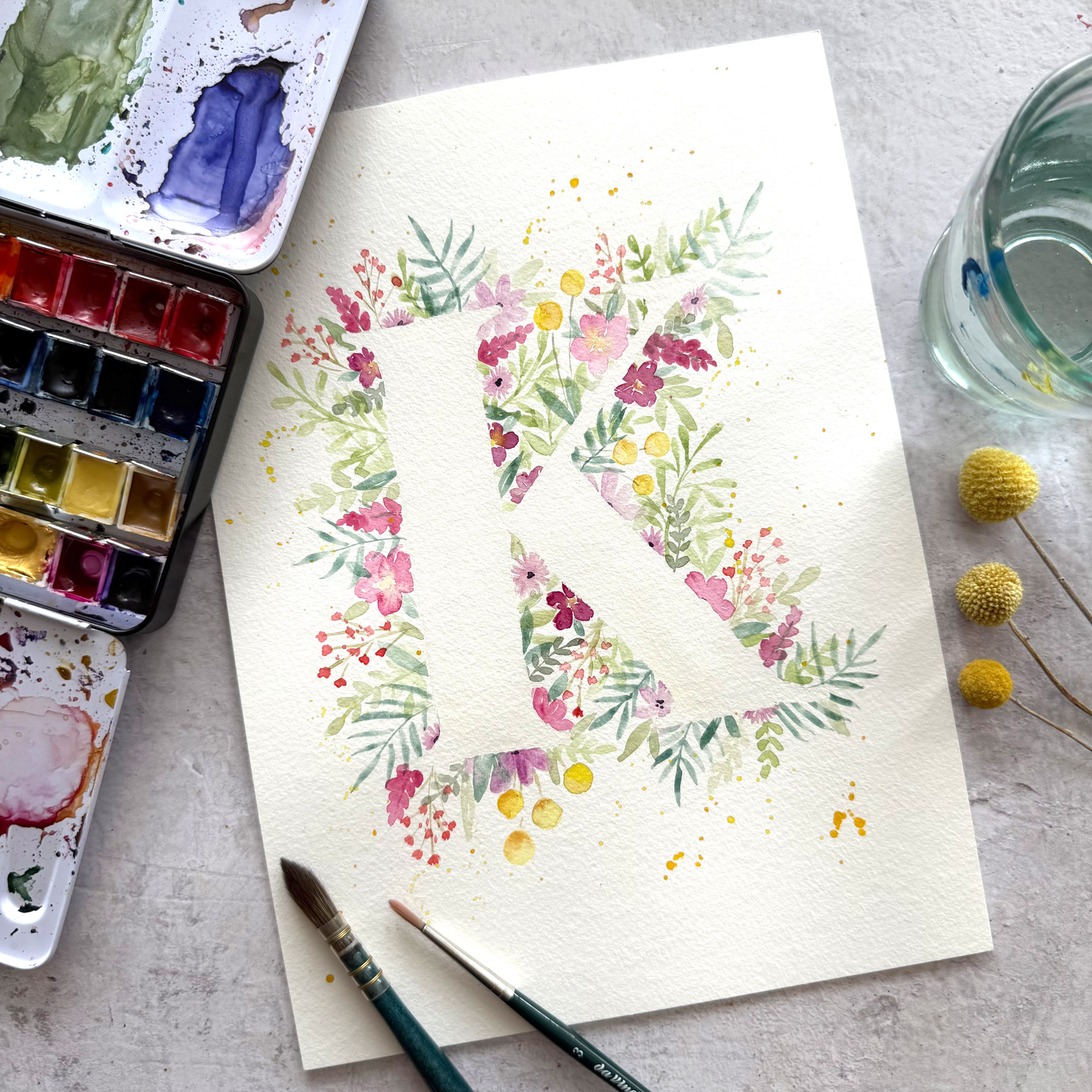 Florale Buchstaben Handlettering Osterkarten;Handlettering Ostern; basteln für Ostern; Lettering für Anfänger; Handlettering Anleitung; Lettern für Anfänger; Handlettering Vorlage; Falsche Kalligrafie; Faux Calligraphy lernen; Aquarellieren mit Brush Pens; Gelbkariert